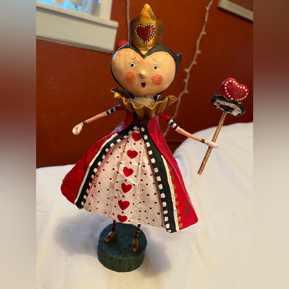 Queen of hearts statue